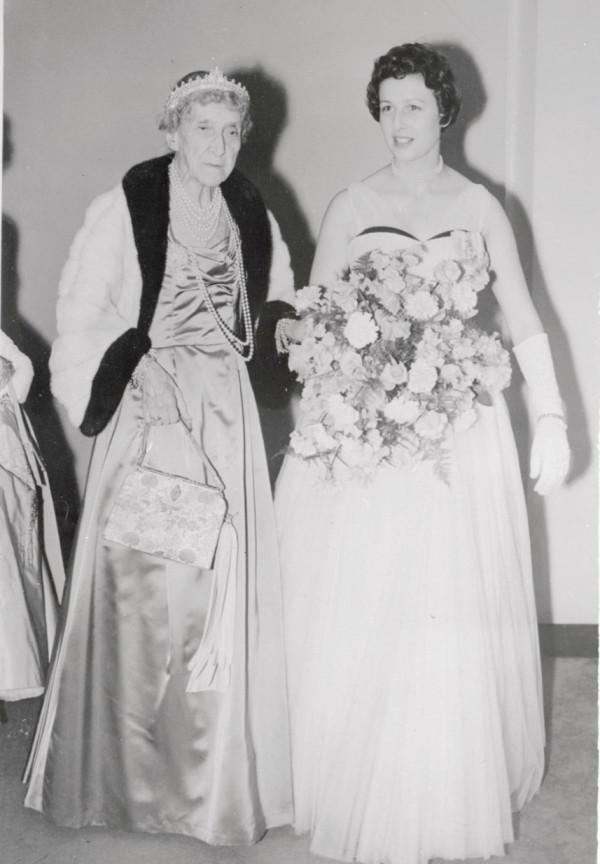 卡米拉用王太后的首飾挺多，塵封五十多年的她也戴，戴妃都沒有