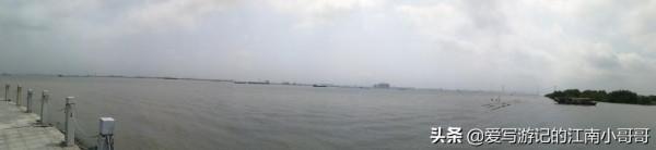沿著岸邊的步道，貼近廣闊的自然水域，開始在海鷗島上的環島騎行