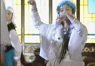 “謝大腳”和“香妃”是同班同學，兩人都死於車禍，都沒生孩子