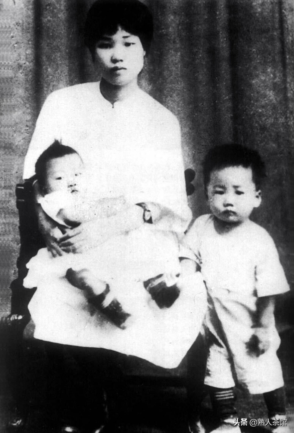 家宴上，毛主席抓著老人的手，對江青和大家說：你們知道他是誰嗎