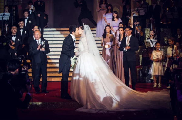 黃曉明楊穎官宣離婚！七年愛情童話破滅，股權豪宅分割成焦點