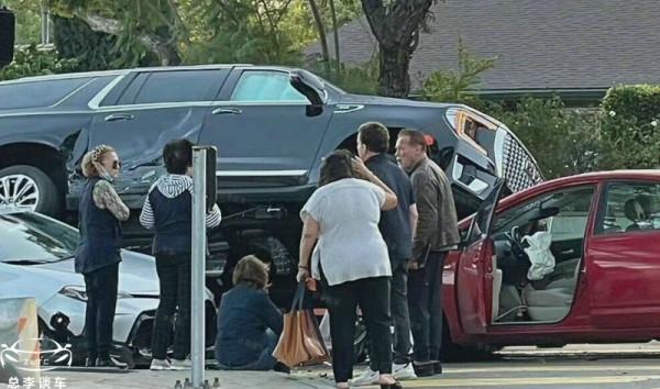 74歲施瓦辛格出車禍，5.72米座駕差點翻車，同款車國內罕見