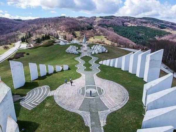 系列遊記 波、塞、黑篇（五）彈孔紀念碑和木頭城留下的印記