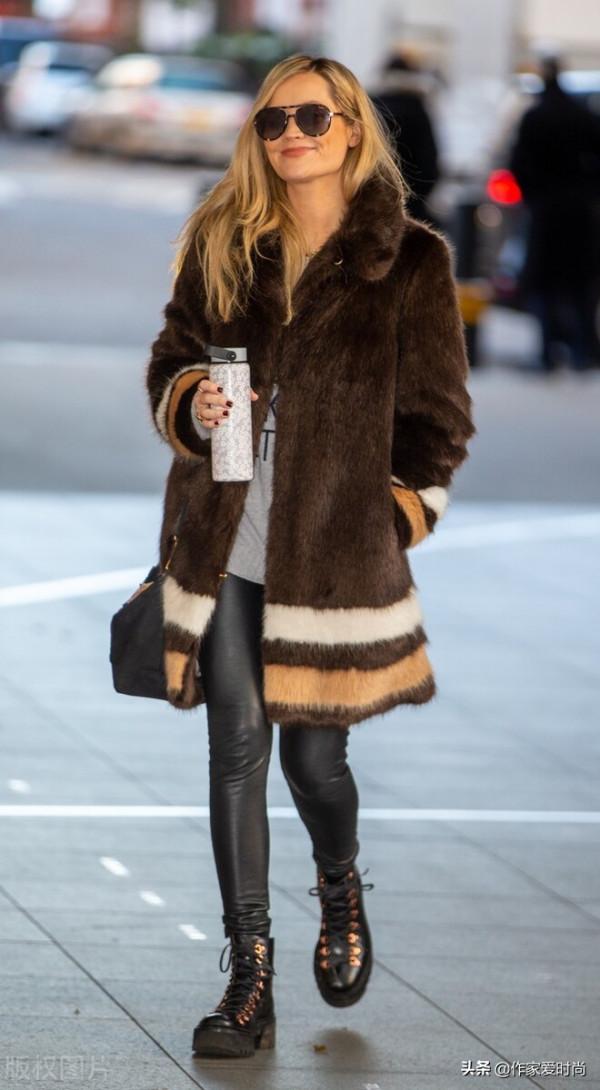勞拉•惠特莫爾身穿皮草大衣外出，腳蹬黑色馬丁靴時髦帥氣