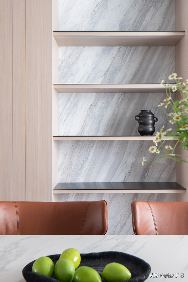 堅持極簡主義的浙江夫婦，把家裝修得一塵不染，透著骨子裡的高階