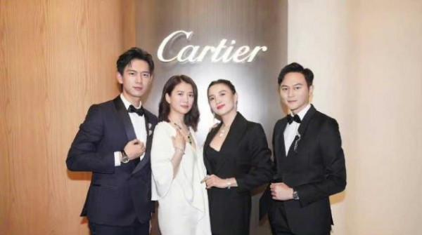 袁詠儀早該這樣打扮了,全套祖母綠配拖地白裙,瞬間貴氣到認不出 袁詠儀早該這樣打扮了,全套祖母綠配拖地白裙,瞬間貴氣到認不出