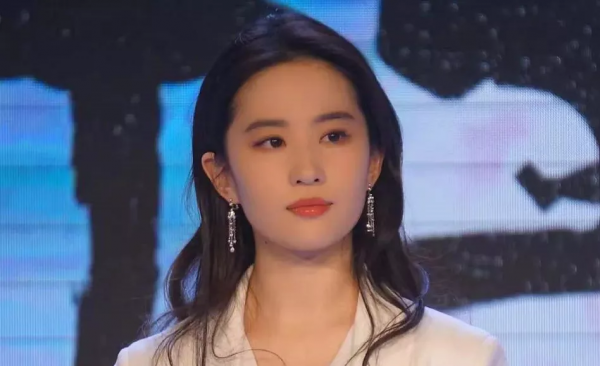 都是靠臉吃飯，憑啥她被嘲？