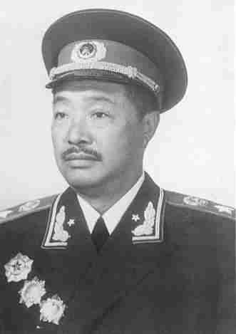 1975年賀龍骨灰安放儀式，總理連鞠七個躬，拉著薛明說：我來晚了