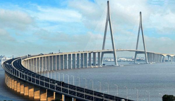 一聲巨響！斥資540億的大橋轟然倒塌，越南人：中國建橋術不行