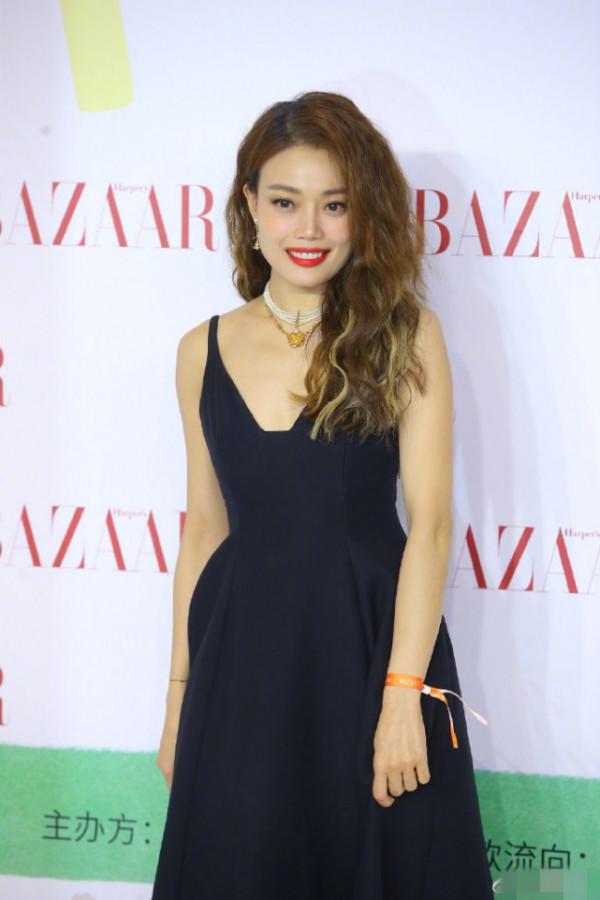 眾星亮相芭莎慈善夜,楊冪陳偉霆師徒可愛互動,蔡少芬夫婦甜撒糖 眾星亮相芭莎慈善夜,楊冪陳偉霆師徒可愛互動,蔡少芬夫婦甜撒糖