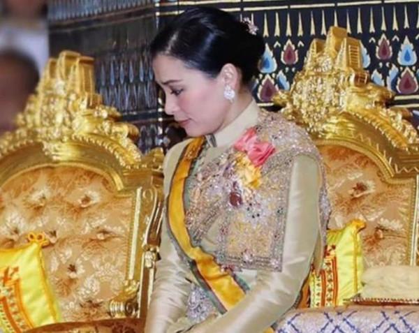 泰國帝后重歸舊好，破例為蘇提達立畫像，曬“孕肚照”果然有奇效