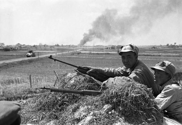 遠征軍營長用一些繳獲的日軍破爛，和美軍少尉換了許多精良武器