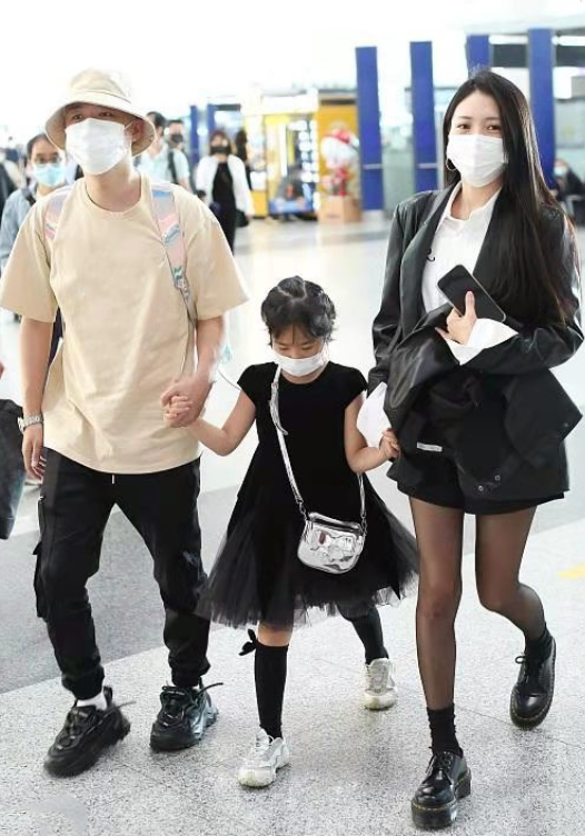 包貝爾真幸福，妻子包文婧時髦美豔似貴婦，女兒穿蓬蓬裙似小公主