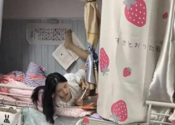 女大學生“用腳翻書”走紅,邊玩邊學習,是真學霸還是自我安慰? 女大學生“用腳翻書”走紅,邊玩邊學習,是真學霸還是自我安慰?