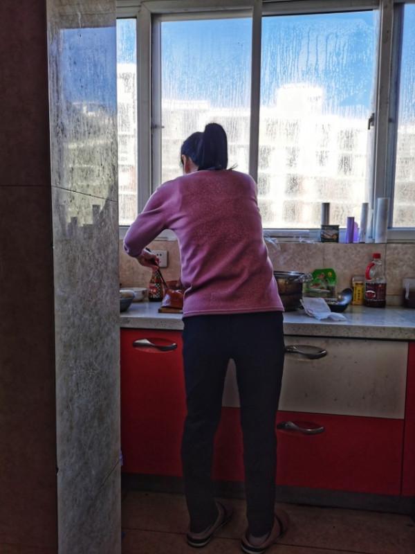 7小時燉6碗！北方大姐過年在家做梅乾菜扣肉，和你那做法一樣不？