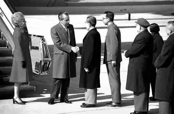 美國不想中國崛起，怎麼在八十年代把最先進的黑鷹直升機賣給中國