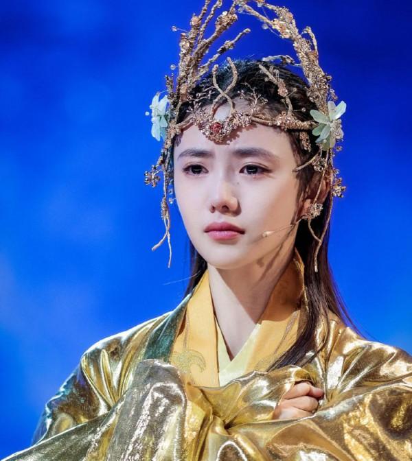 同樣是走紅毯，張子楓穿衛衣眾人誇，劉浩存穿禮服卻被人說做作