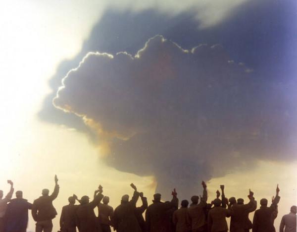 1971年，氫彈空投失敗，飛行員放棄跳傘，周總理：人員全撤入地道