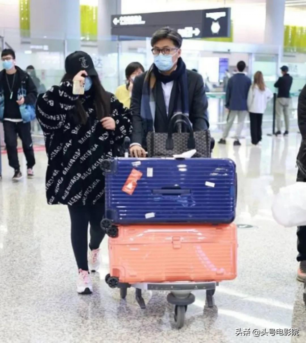 黃多多16歲戴金鍊塗眼影，爸爸萌娃早熟！曹格女兒11歲露肩畫眼線