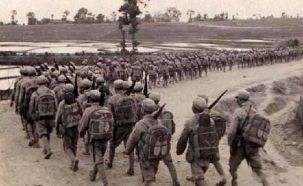 參軍18年後，中野三縱副司令回鄉探親，老母親問：長官你找誰？