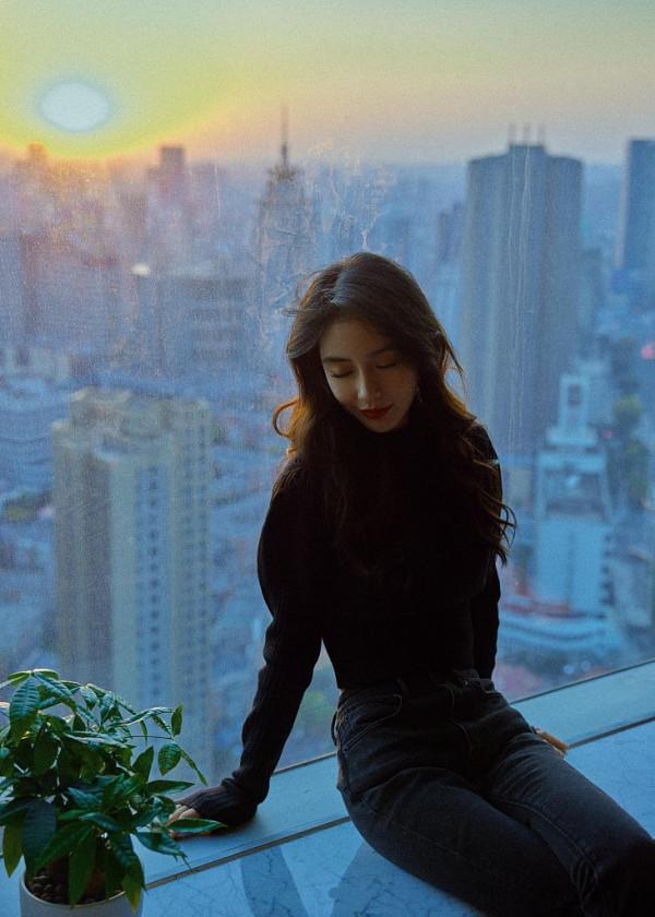 Baby飄窗氛圍感大片妥妥女神範 著露腰上衣秀精緻馬甲線 Baby飄窗氛圍感大片妥妥女神範 著露腰上衣秀精緻馬甲線