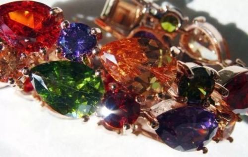 開始預約！珍貴的愛紀念幣發行！鑲嵌心形皓石，美翻了