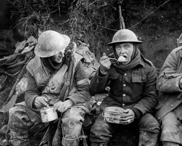二戰時期美軍有多挑食？午餐肉罐頭當垃圾，盟軍撿起扔在地上的吃