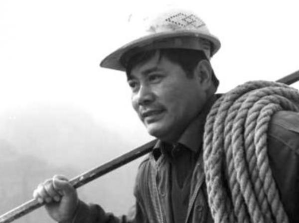 19年前，那個帶領全村懸崖修路的“當代愚公”張榮鎖，現狀如何了