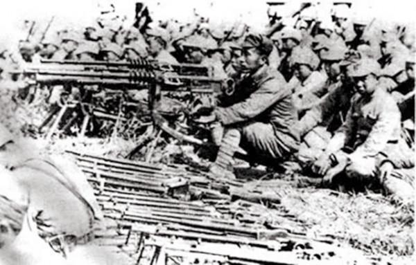 敵人都進村了八路還沒察覺仍在出操，鬼子指揮官見狀說：必有埋伏