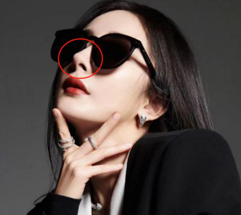 明星p圖哪家強:關曉彤“7趾大仙”,楊紫地磚歪 明星p圖哪家強:關曉彤“7趾大仙”,楊紫地磚歪