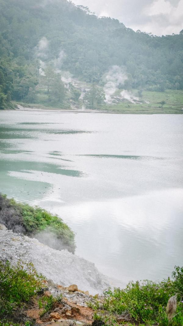印尼有個湖泊會冒煙，時不時飄來臭雞蛋味，旁邊居然建起了咖啡廳