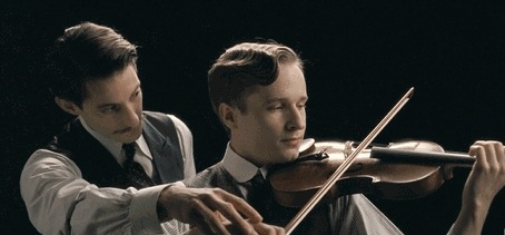 謊言是彩色的,現實是黑白的 謊言是彩色的,現實是黑白的