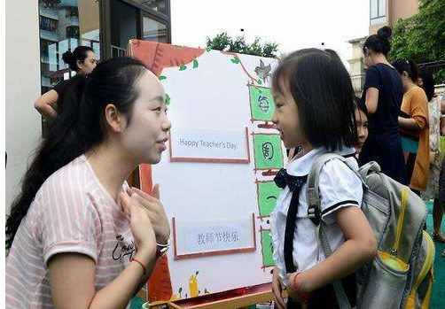 幼兒園老師穿“短裙”上課，家長質疑其不檢點？請尊重老師