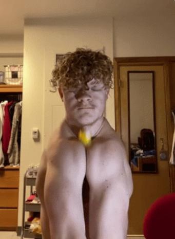 國外男子沒有鎖骨，拿肩膀夾扁鋁罐，夾爆雞蛋，網友看後不再淡定