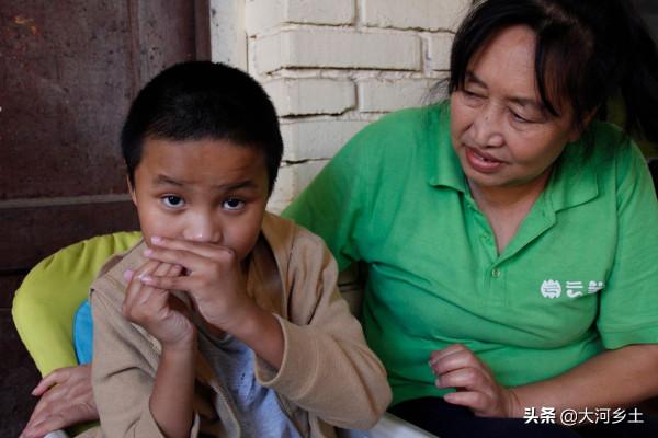 男孩患病，媽媽為此離婚，爸爸離家出走，59歲的奶奶無奈挑起重擔
