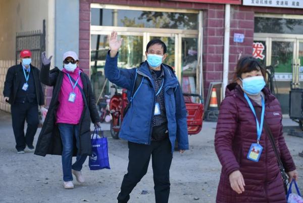 記者在現場|最後一批旅遊專列遊客離開額濟納 記者在現場|最後一批旅遊專列遊客離開額濟納