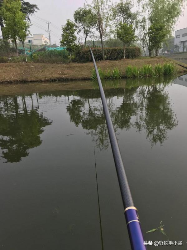 一條河別人連竿你掐腰，別再傻等魚咬鉤，給你四點建議，魚不難釣