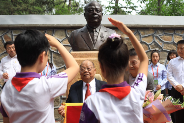 “金利來”創始人曾憲梓:85歲在家鄉病逝,25億財產全部捐給國家 “金利來”創始人曾憲梓:85歲在家鄉病逝,25億財產全部捐給國家