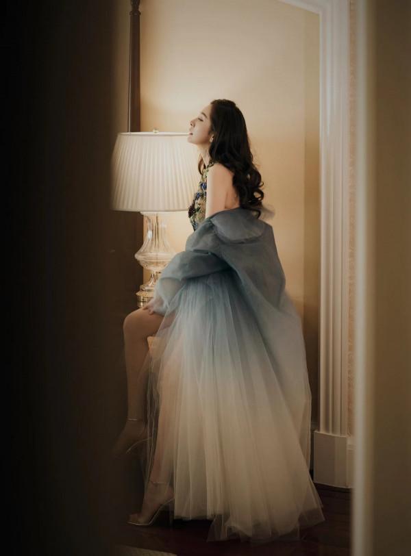 楊冪今晚造型封神！穿刺繡短裙亮相百花迎春晚會，珠光寶氣好華麗