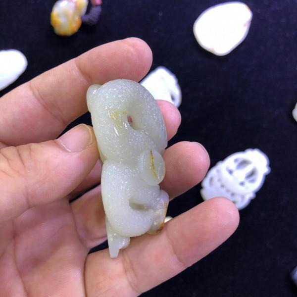 新疆和田玉原石灑金黃皮黑皮三色白玉籽料 俏雕小把件 大掛件 蛇 新疆和田玉原石灑金黃皮黑皮三色白玉籽料 俏雕小把件 大掛件 蛇