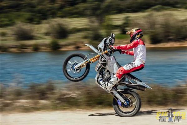 雅馬哈WR450F改裝，歷時18個月，這改裝拉力車也太賽博朋克了