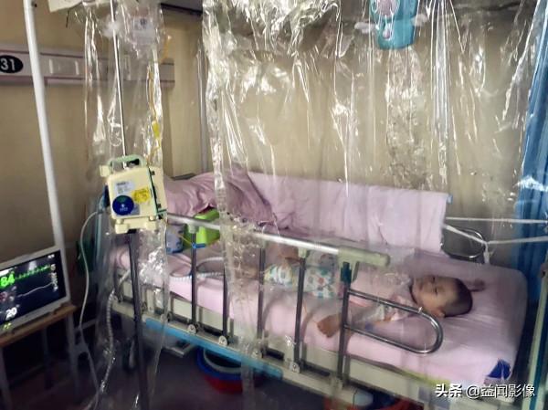 5月大女嬰長紅疹被查出血癌，為安撫孩子打針，媽媽抱了一年多