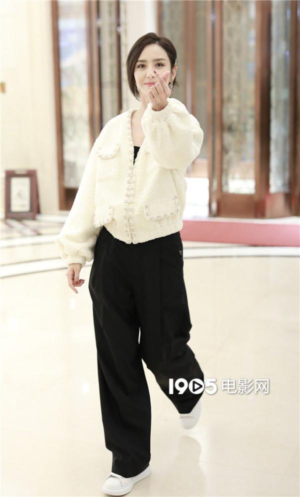 佟麗婭結束綜藝錄製 對鏡比心面板白皙甜笑動人 佟麗婭結束綜藝錄製 對鏡比心面板白皙甜笑動人