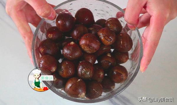 板栗去殼時，不要生剝，記住這方法，一秒一個又快又幹淨，真輕鬆