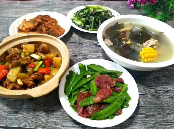 山東70後夫妻的家常晚餐，在朋友圈火了，網友：簡單好吃接地氣