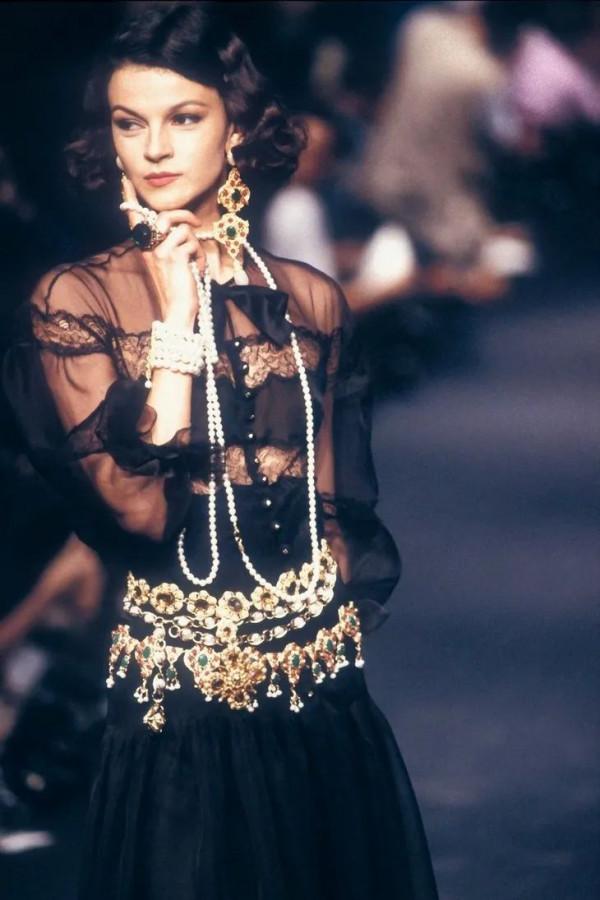 朱珠曬全家福,她的金耳環好搶鏡 朱珠曬全家福,她的金耳環好搶鏡