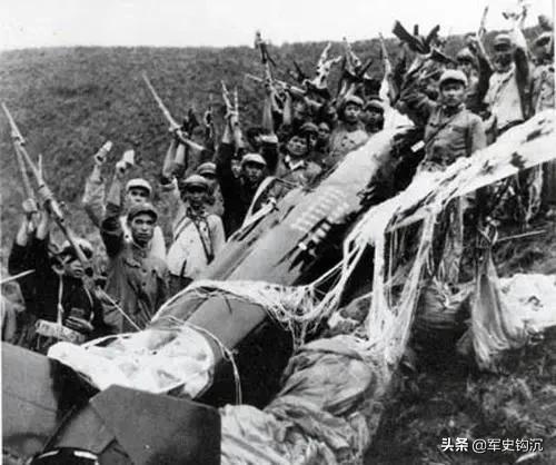 打下U-2,各位元帥都讓嶽振華坐自己身邊,他為何坐2位上將中間? 打下U-2,各位元帥都讓嶽振華坐自己身邊,他為何坐2位上將中間?