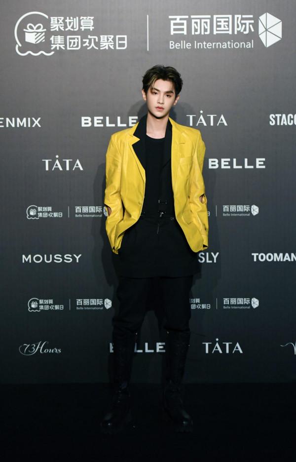 群星齊聚點亮百麗秀場，2021“幻燃 新履”年度大秀華麗上演