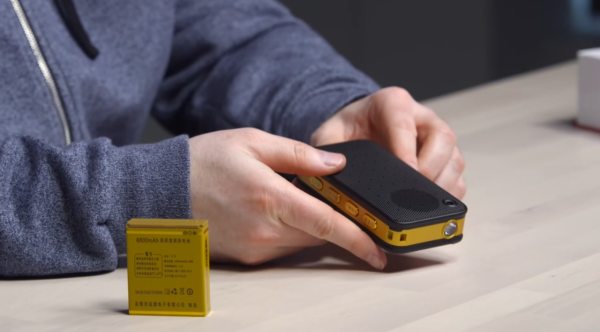 美國小夥斥巨資買中國老年手機，想證明質量不好，測試後連買10臺