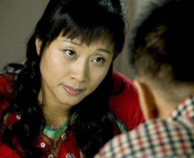 “黑妹”戚慧：5次上春晚，一婚丈夫病故退圈，如今二婚收穫幸福